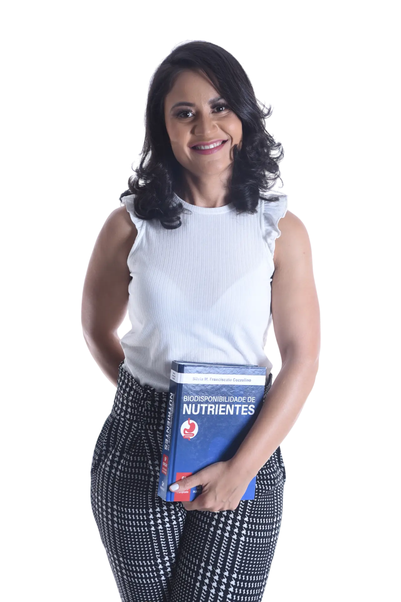 Daniela Ramos segurando um livro de nutrição